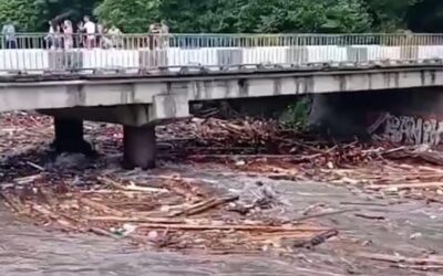 Video pazzesco del momento della piena improvvisa di un corso d’acqua vuoto dopo le forti precipitazioni