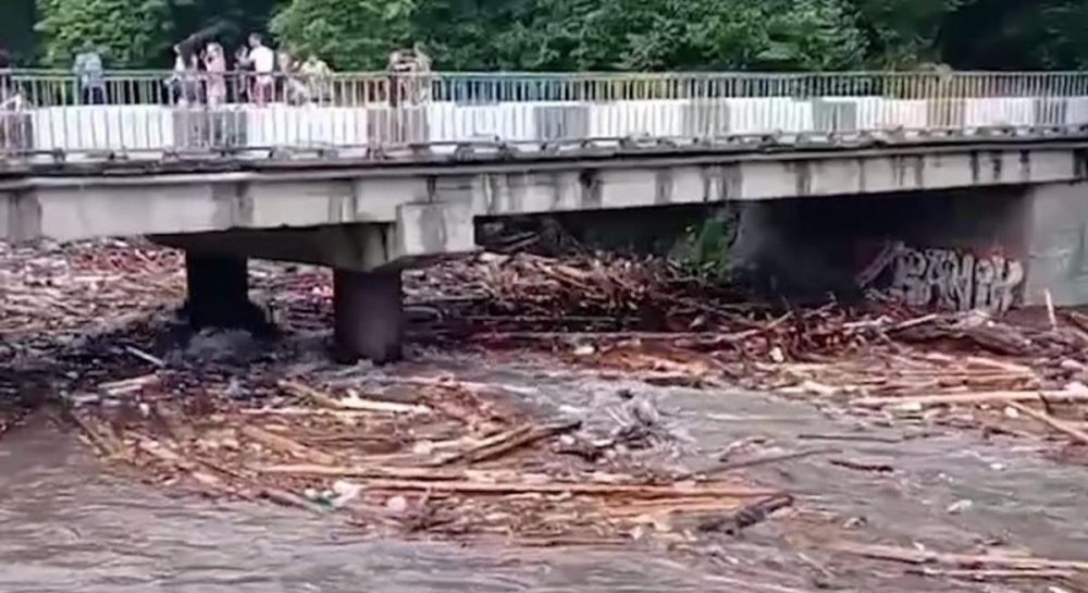 Video pazzesco del momento della piena improvvisa di un corso d’acqua vuoto dopo le forti precipitazioni