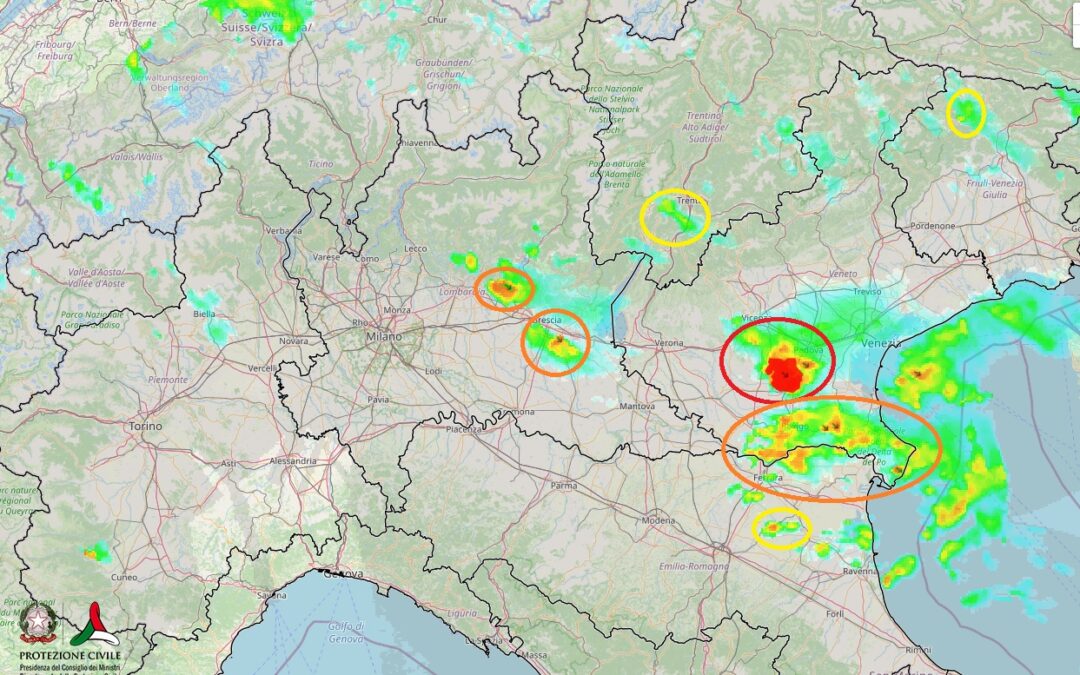 Situazione live di lunedì 30 agosto con forti temporali al Nord-Est